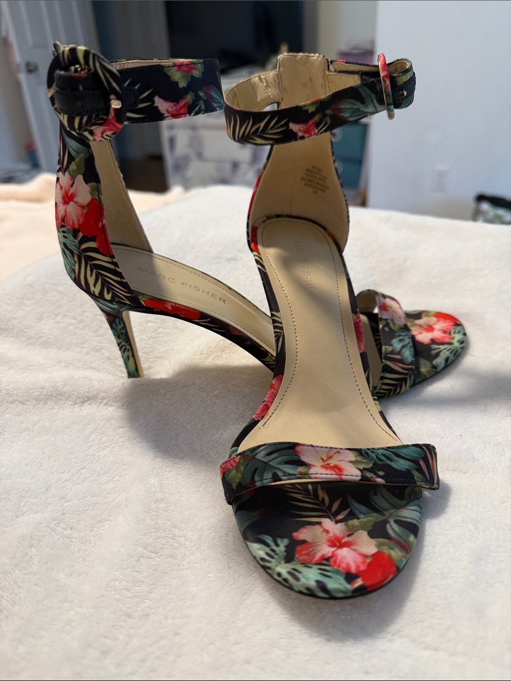 Marc Fisher Tropical print heel